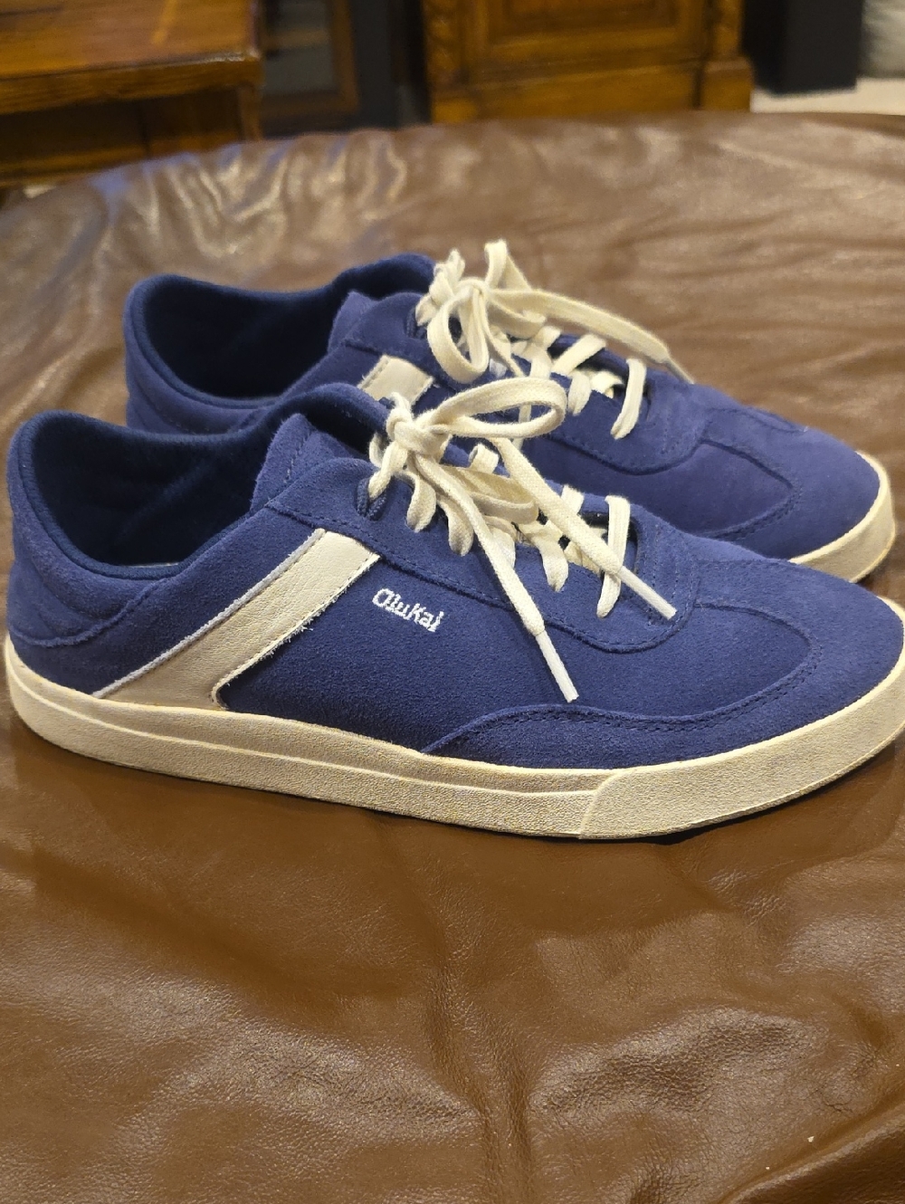 OluKai Womens Ha'upu Navy/White Suede Sneakers Sz 8/38